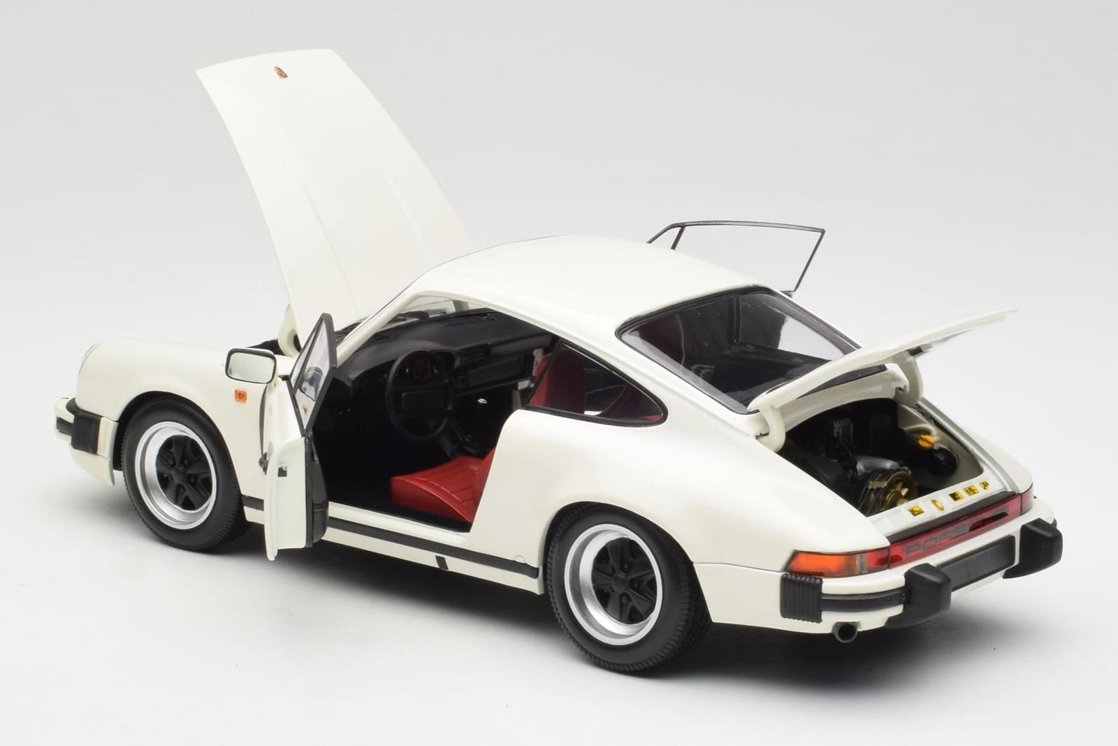 Minichamps Porsche 911 Carrera Coupe 3.2 1983 weiß 1:18 Modell