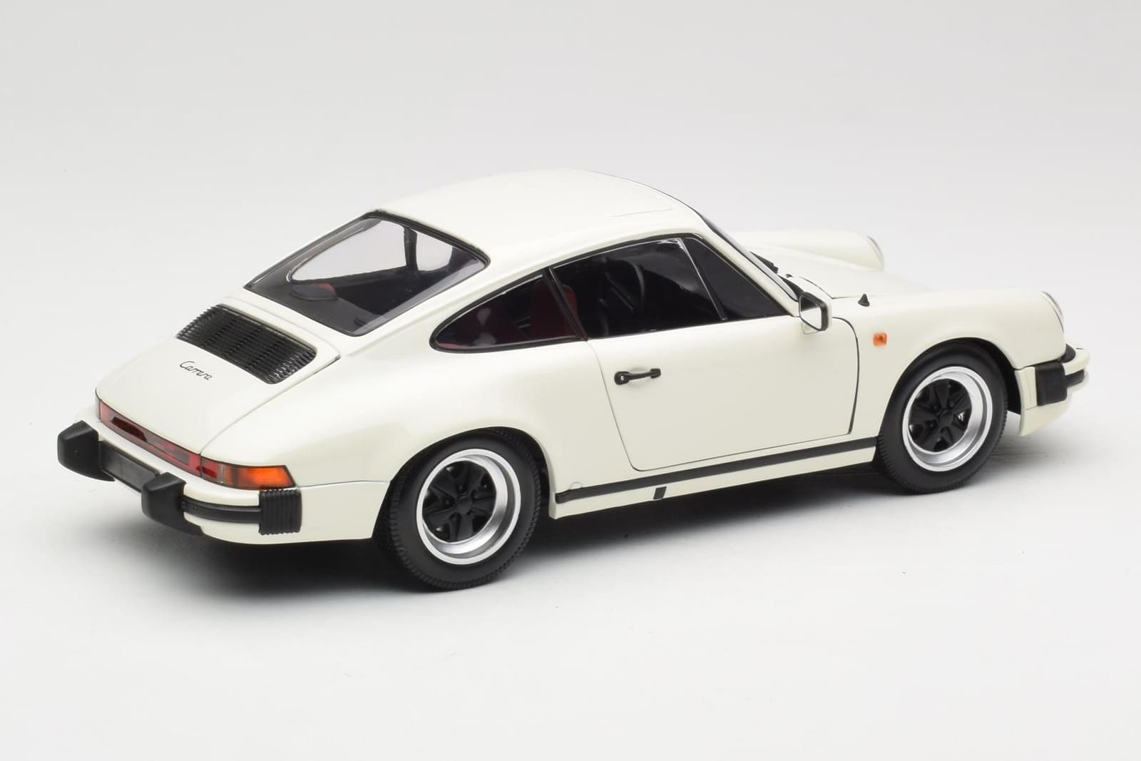 Minichamps Porsche 911 Carrera Coupe 3.2 1983 weiß 1:18 Modell