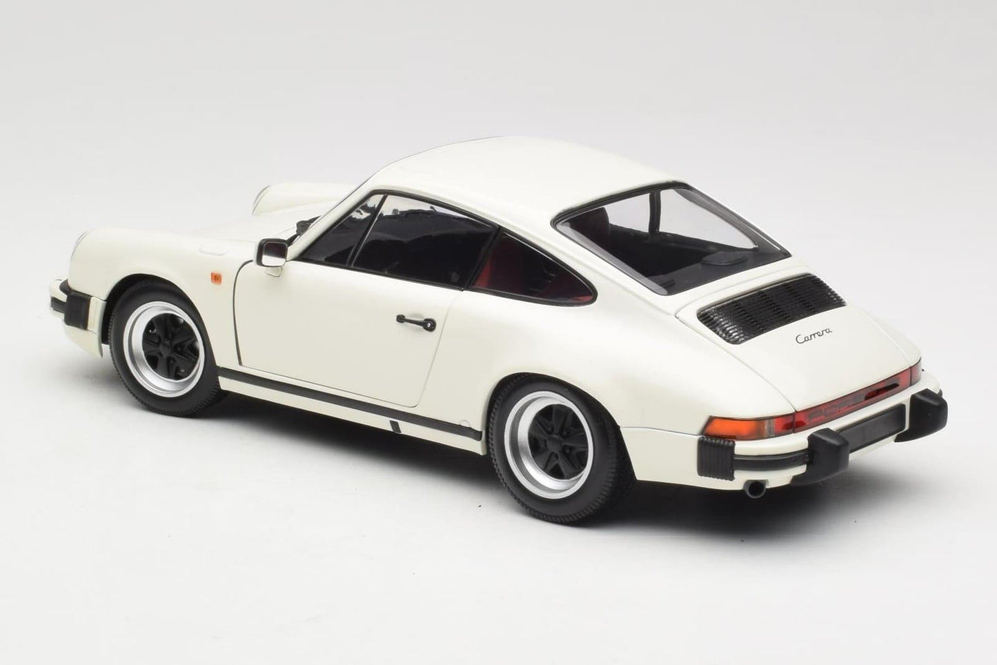 Minichamps Porsche 911 Carrera Coupe 3.2 1983 weiß 1:18 Modell