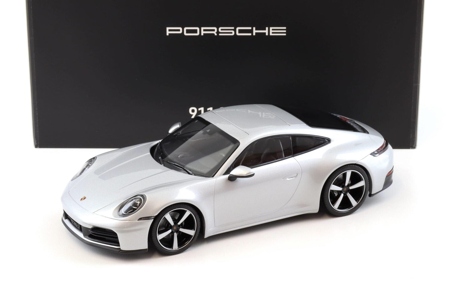 Minichamps Porsche 911 Carrera Coupe (992.2) GT Silver Metallic 1:18 Modell
