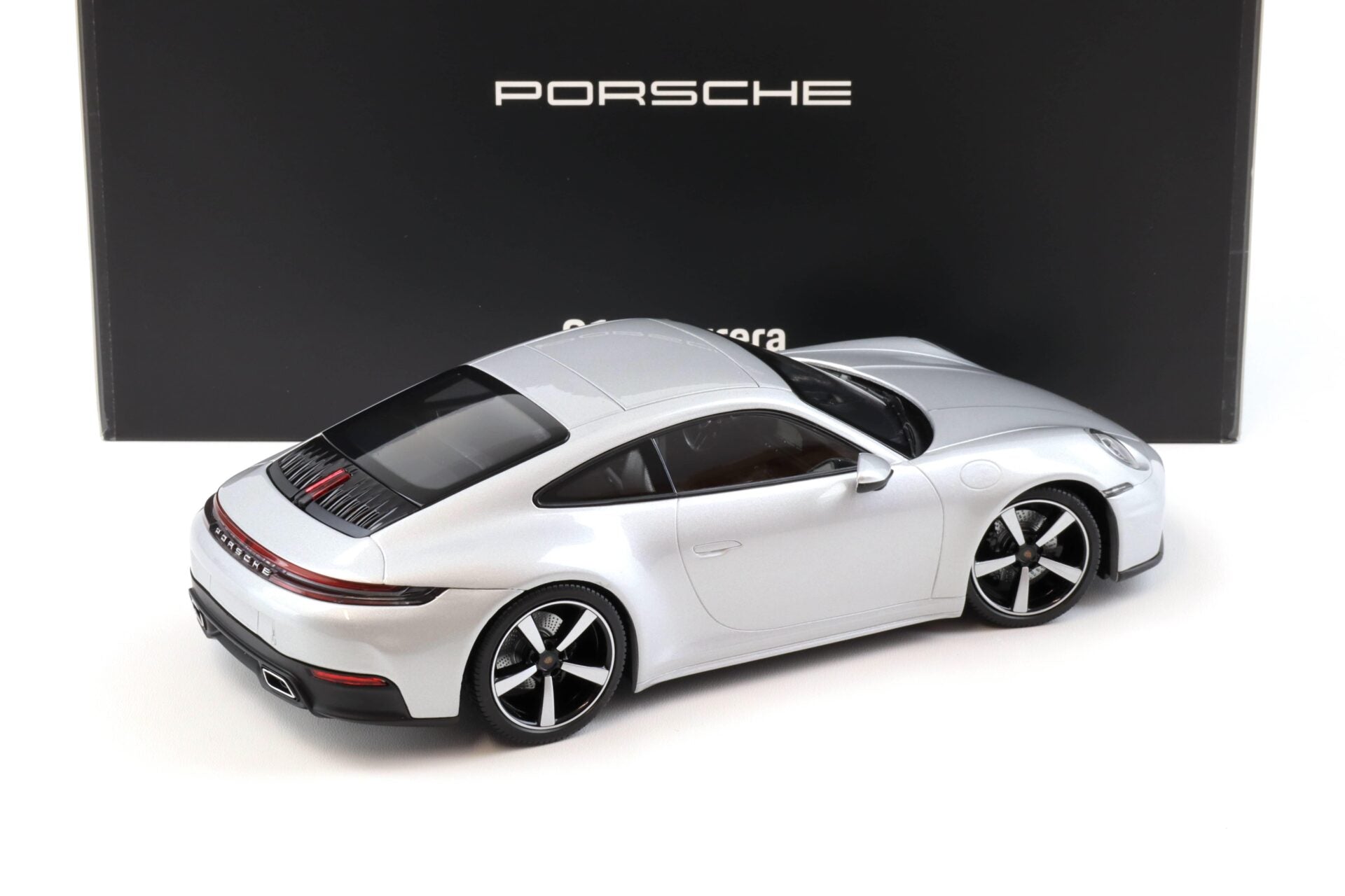 Minichamps Porsche 911 Carrera Coupe (992.2) GT Silver Metallic 1:18 Modell