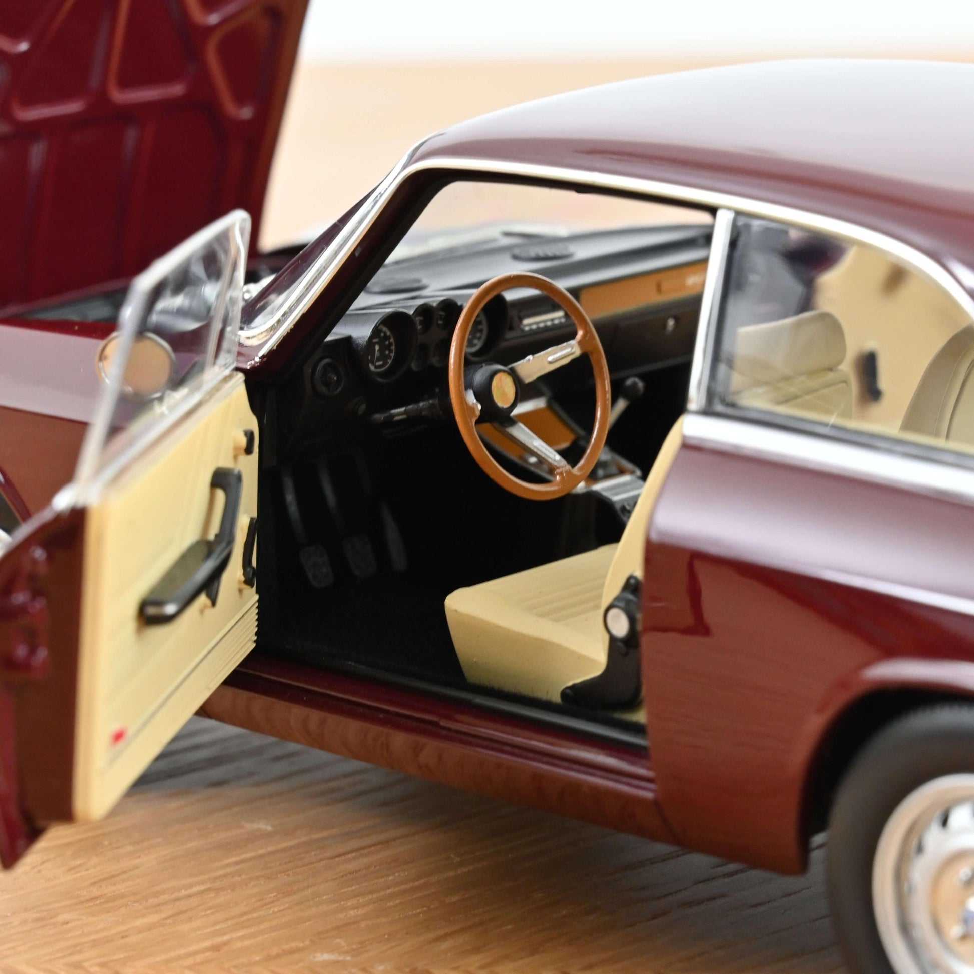 Norev Alfa Romeo 2000 GTV 1973 - Maroon 1:18 Modell - Artexio