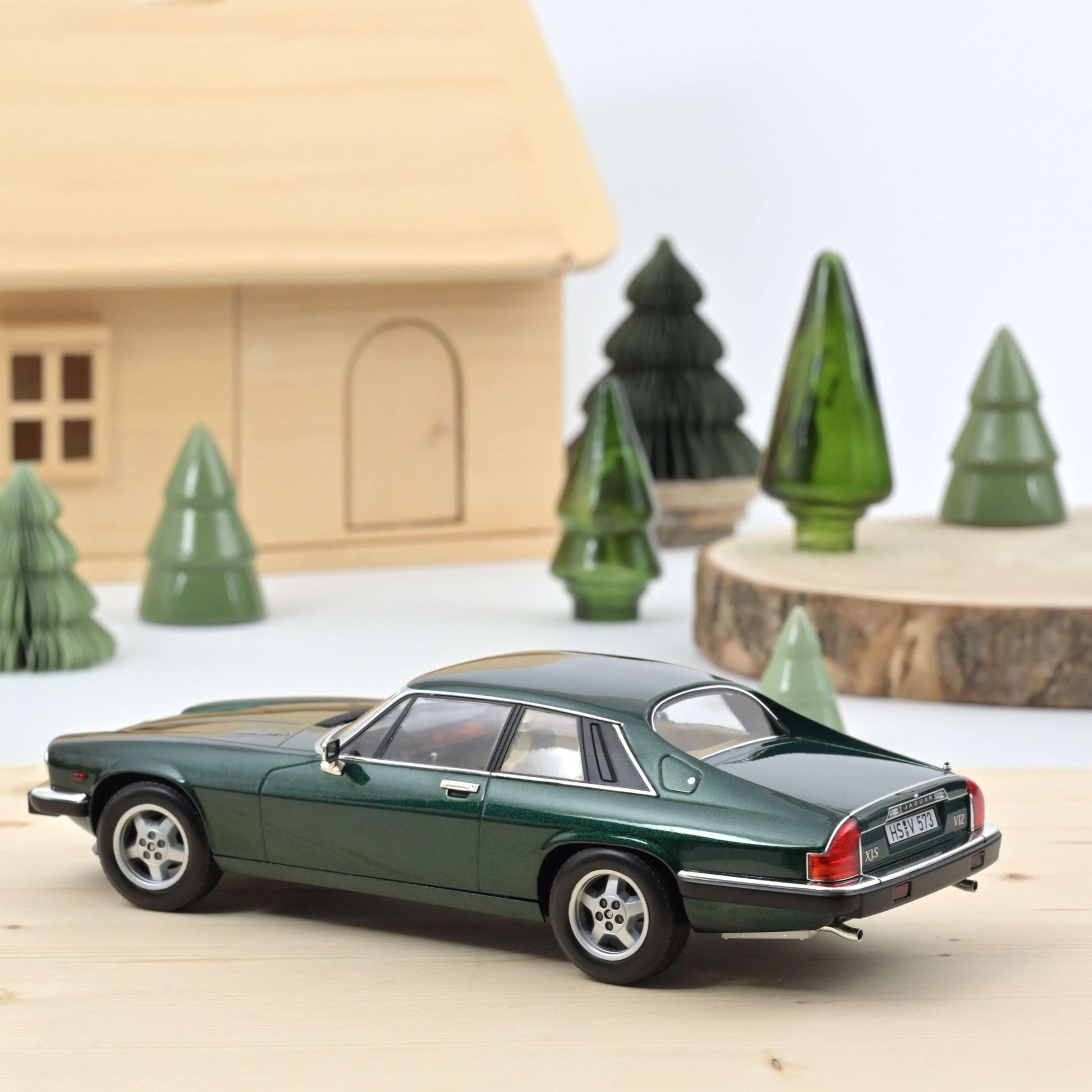 Norev Jaguar XJ - S 5.3 H.E. Coupe 1982 Green Metallic 1:18 Modell - Artexio