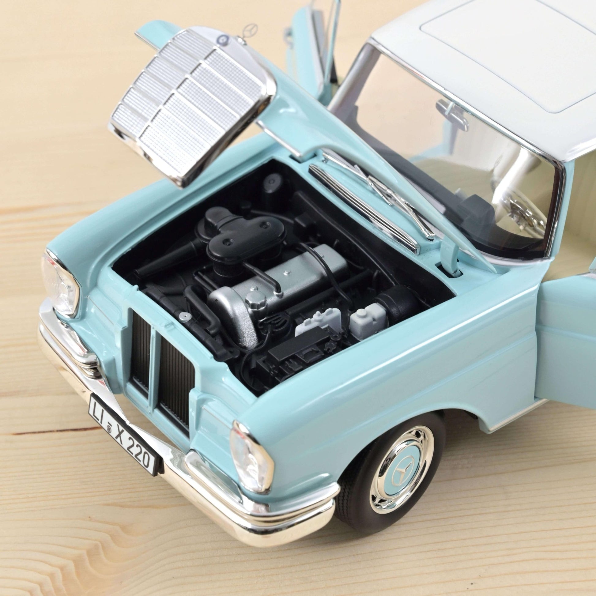 Norev Mercedes - Benz 220 S 1965 - Light Blue 1:18 Modell - Artexio