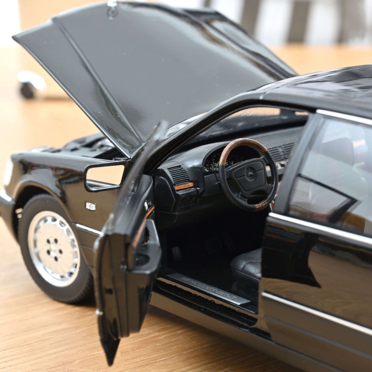 Norev Mercedes - Benz S600 1997 Obsidian Black Metallic 1:18 Modell