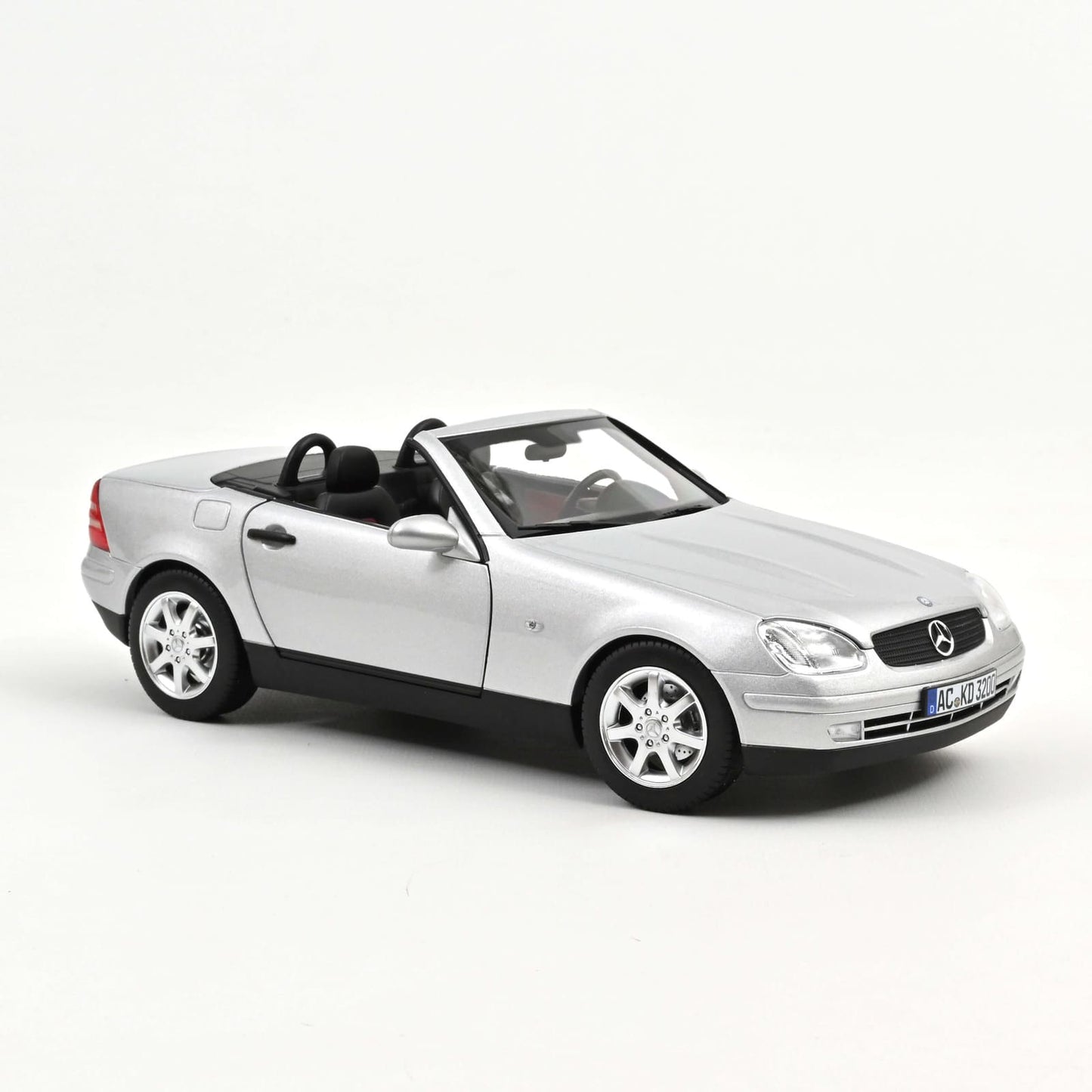 Norev Mercedes-Benz SLK 1996 Brillant Silver 1:18 Modell