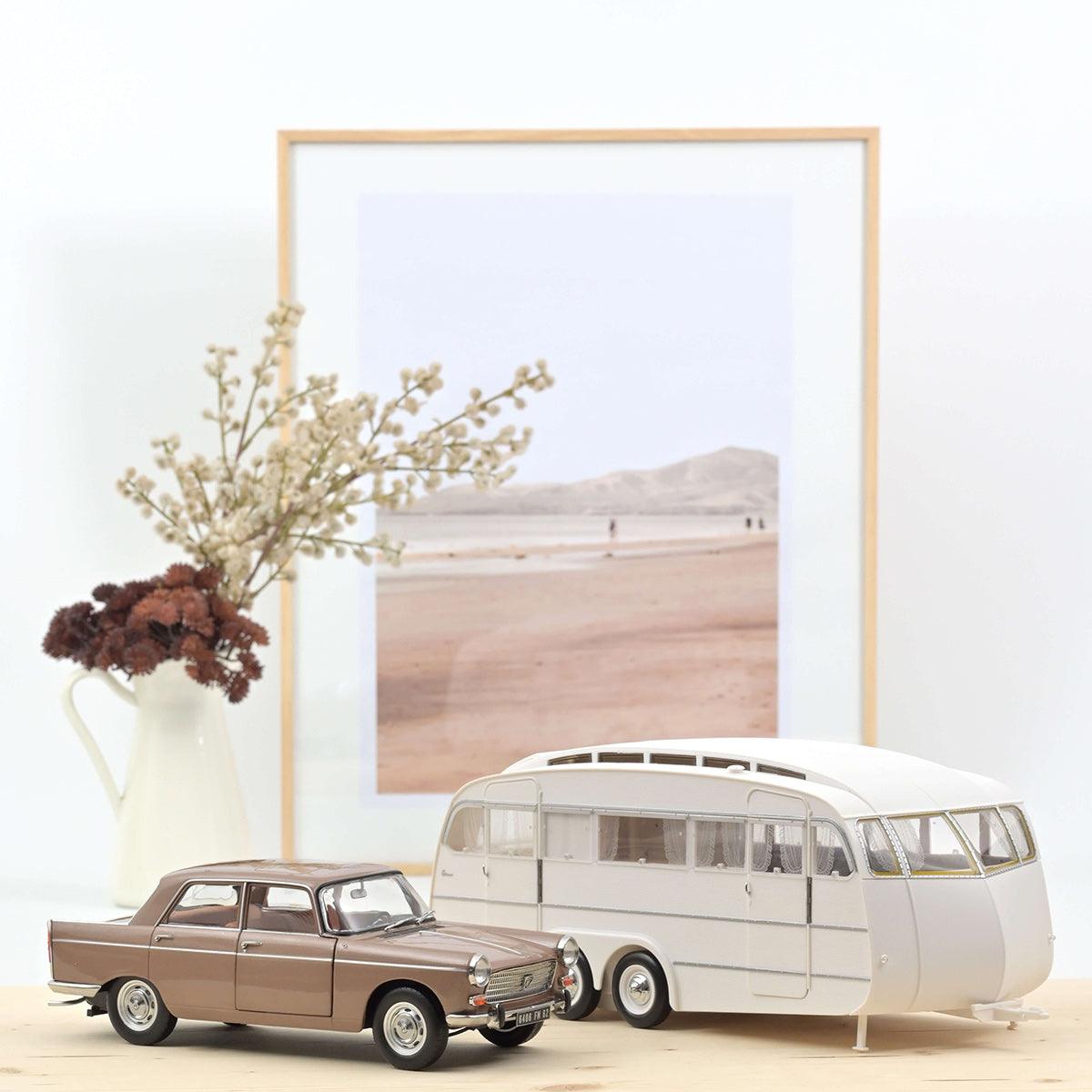 Norev Peugeot 404 1965 Braun metallic mit Caravan Henon 1:18 Modell