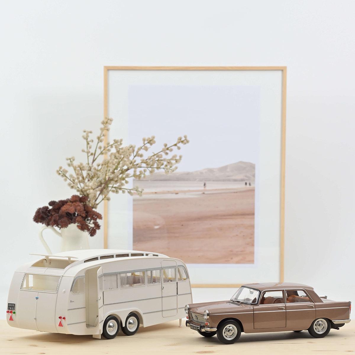 Norev Peugeot 404 1965 Braun metallic mit Caravan Henon 1:18 Modell