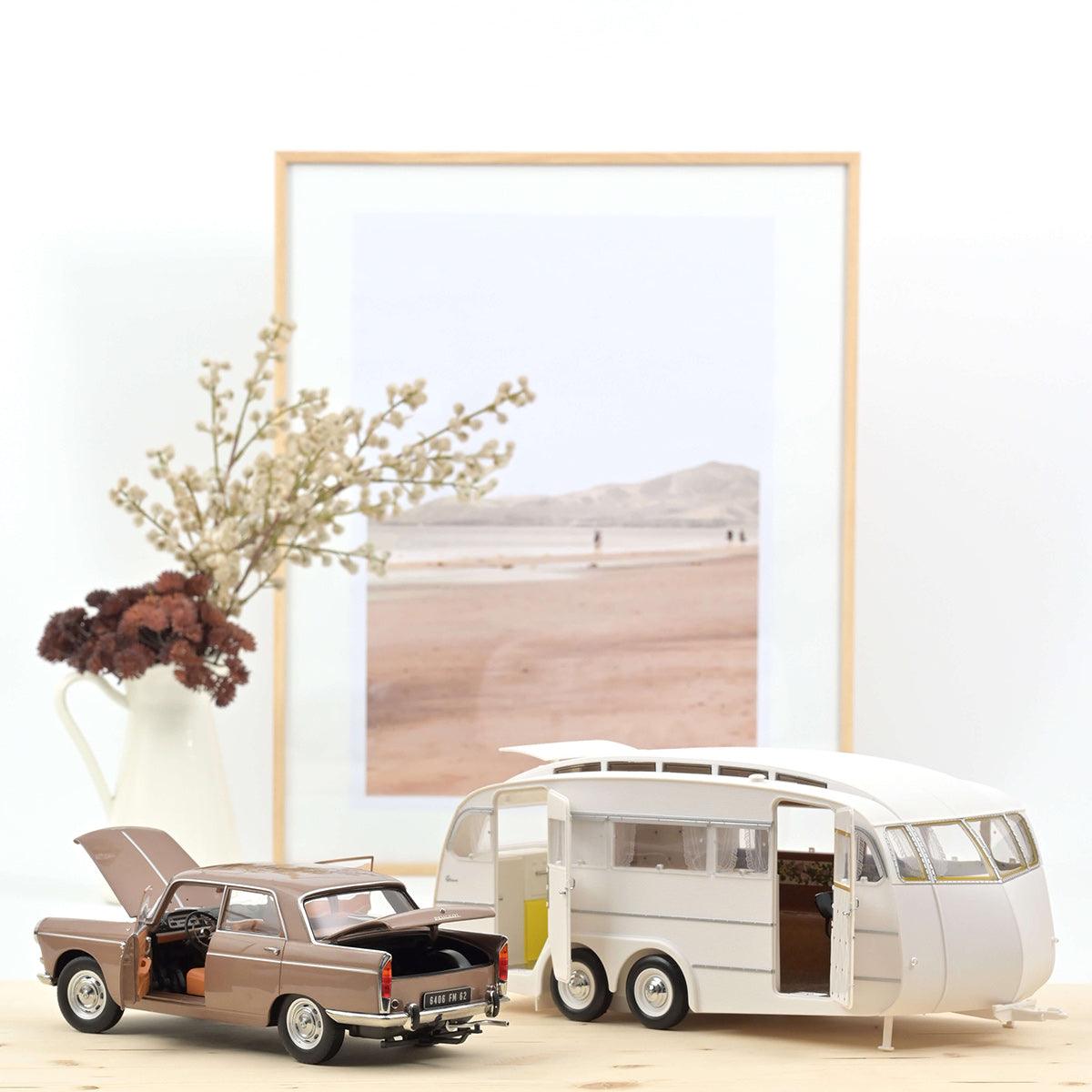 Norev Peugeot 404 1965 Braun metallic mit Caravan Henon 1:18 Modell