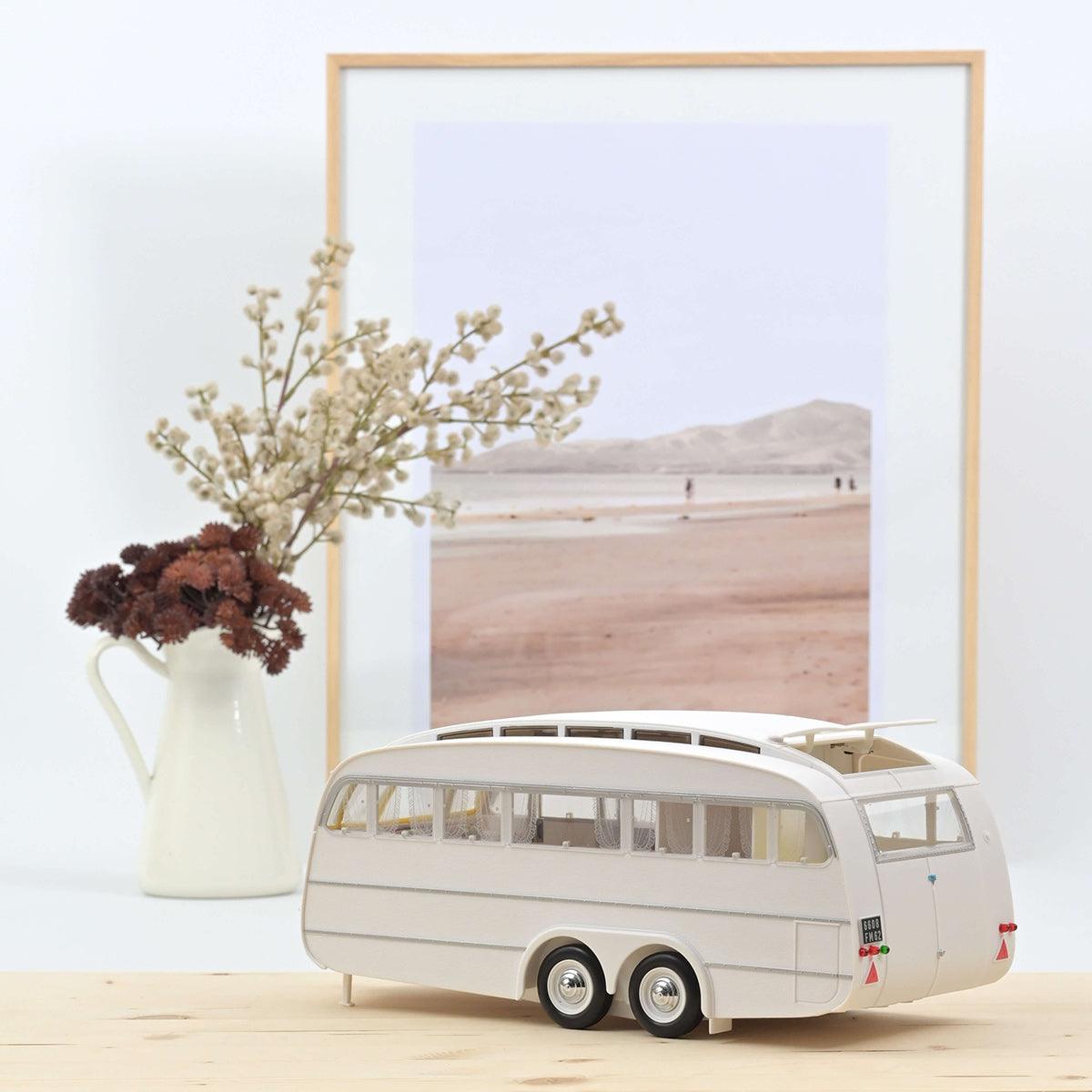 Norev Peugeot 404 1965 Braun metallic mit Caravan Henon 1:18 Modell