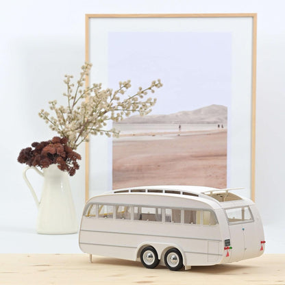 Norev Peugeot 404 1965 Braun metallic mit Caravan Henon 1:18 Modell