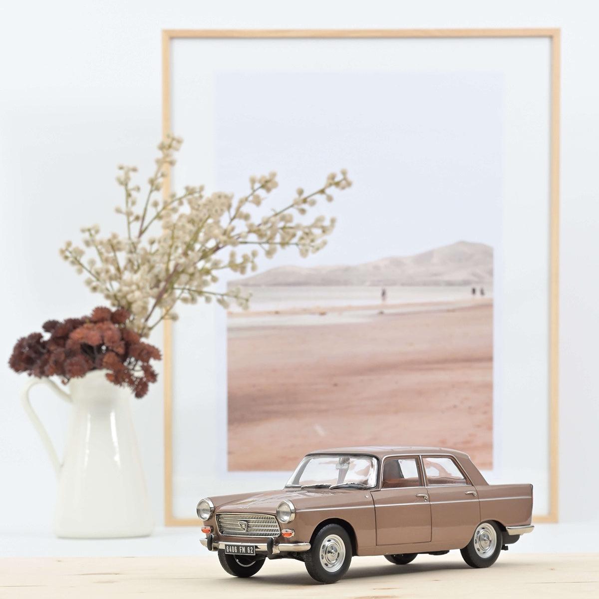 Norev Peugeot 404 1965 Braun metallic mit Caravan Henon 1:18 Modell