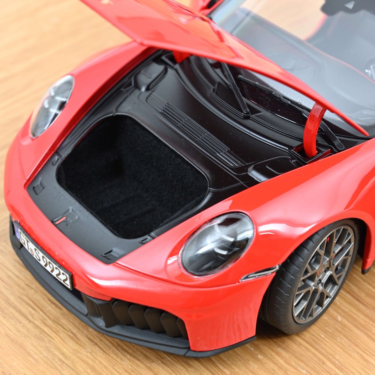 Norev Porsche 911 Carrera 4 GTS 2025 Guards Red 1:18 Modell
