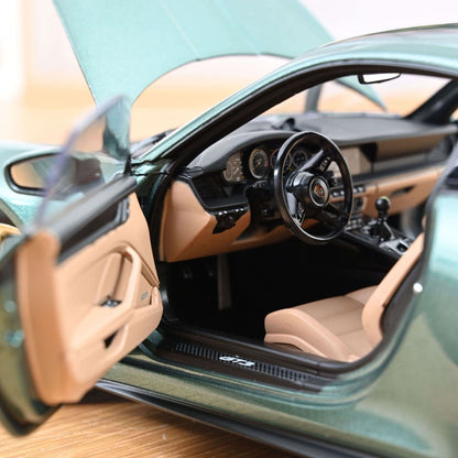 Norev Porsche 911 GT3 with Touring Package 2021 Malachite Green met. 1:18 Modell