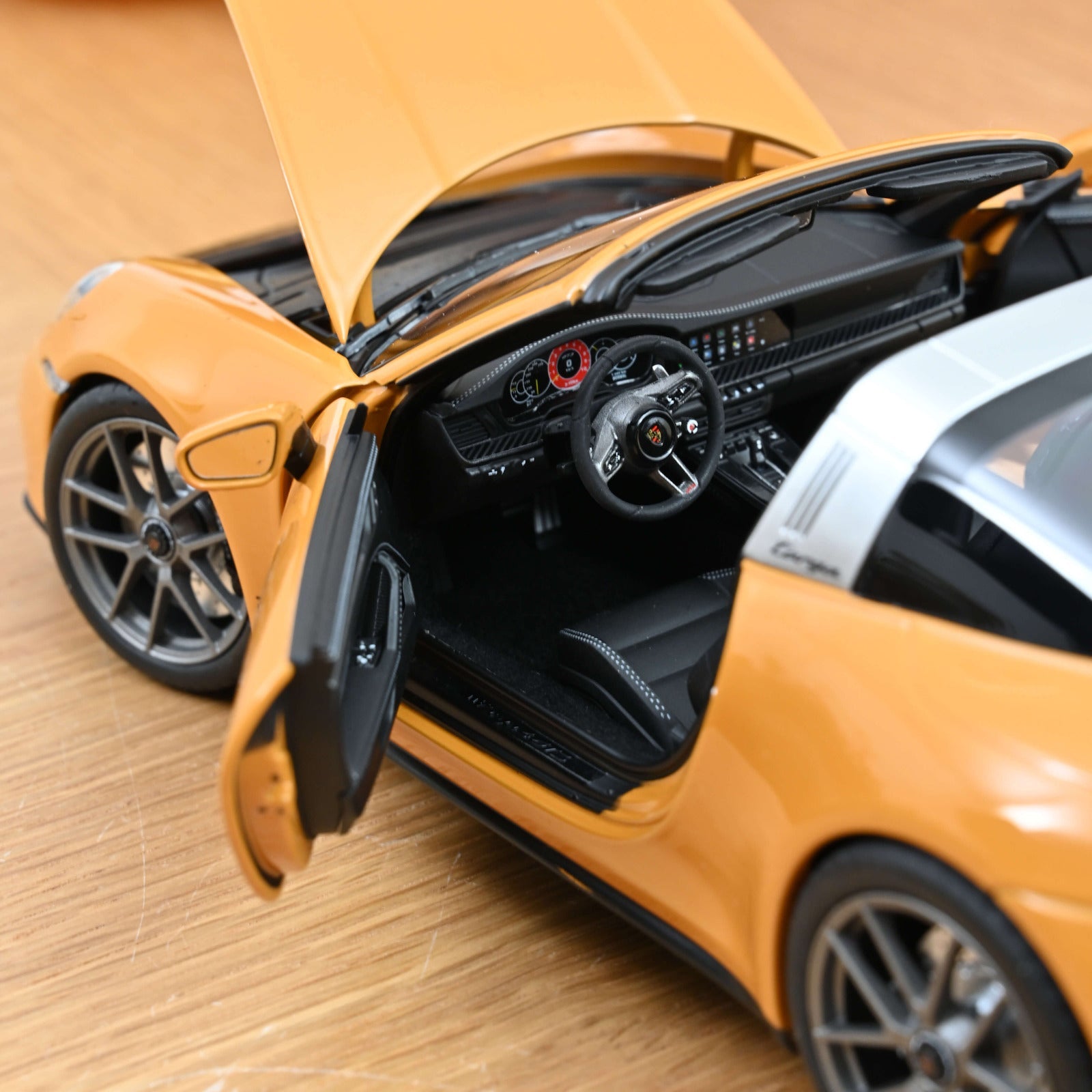 Norev Porsche 911 Targa 4 GTS 2025 Bahama Yellow 1:18 Modell