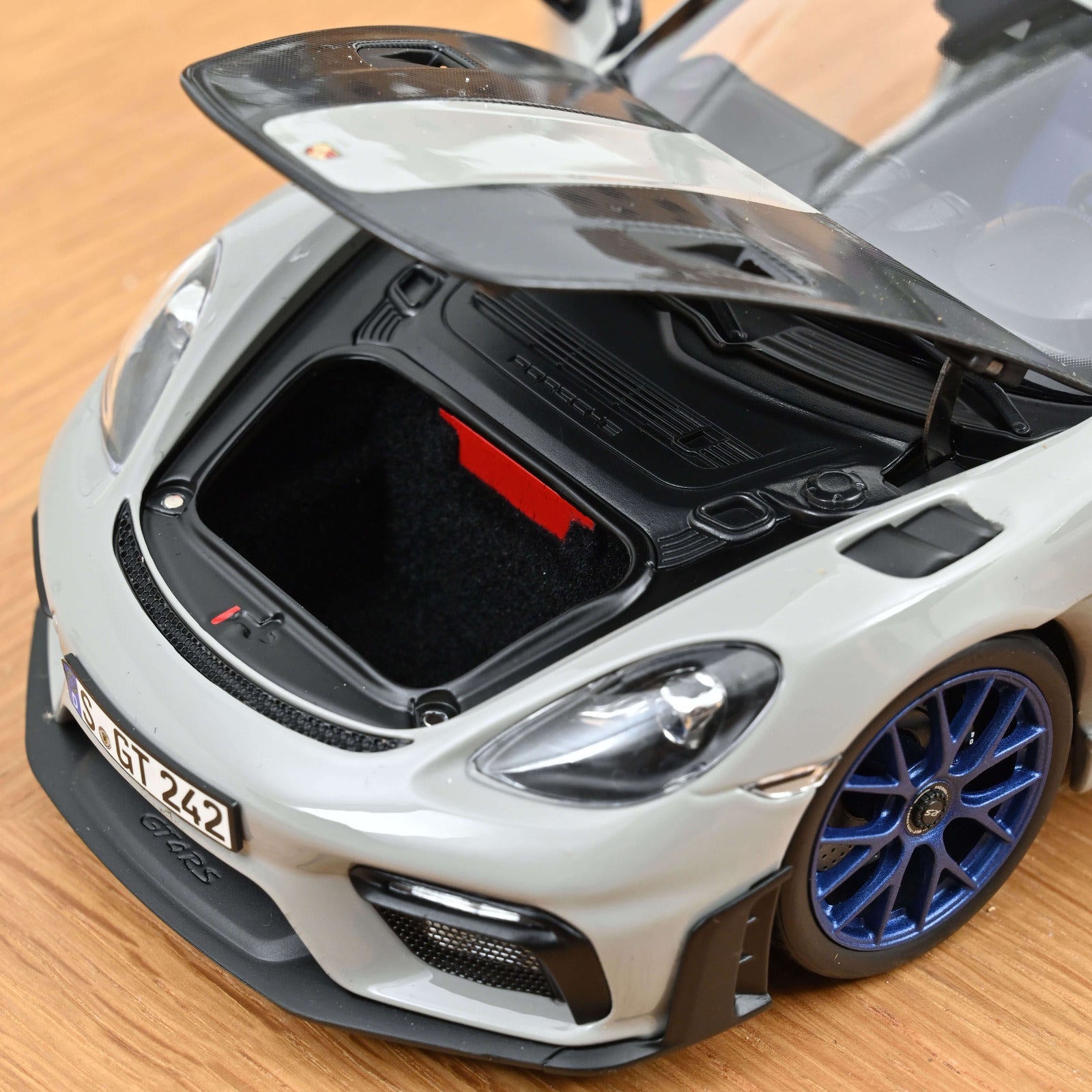 Norev Porsche Cayman GT4 RS w/Weissach Pack 2023 Chalk 1:18 Modell