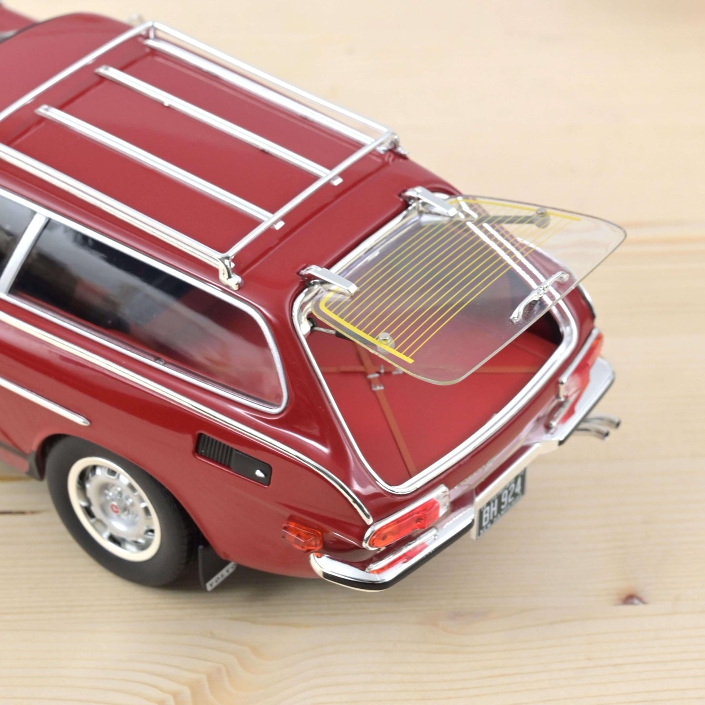 Norev Volvo 1800 ES (US version) 1972 - Red 1:18 Modell - Artexio