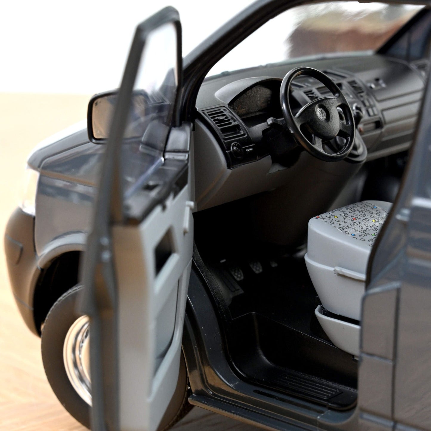 Norev VW Transporter 2003 Anthracite Grey 1:18 Modell