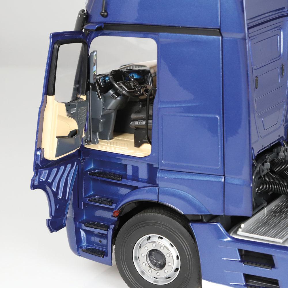 NZG Mercedes - Benz Actros 4x2 GigaSpace blue with Stripes 1:18 Modell - Artexio