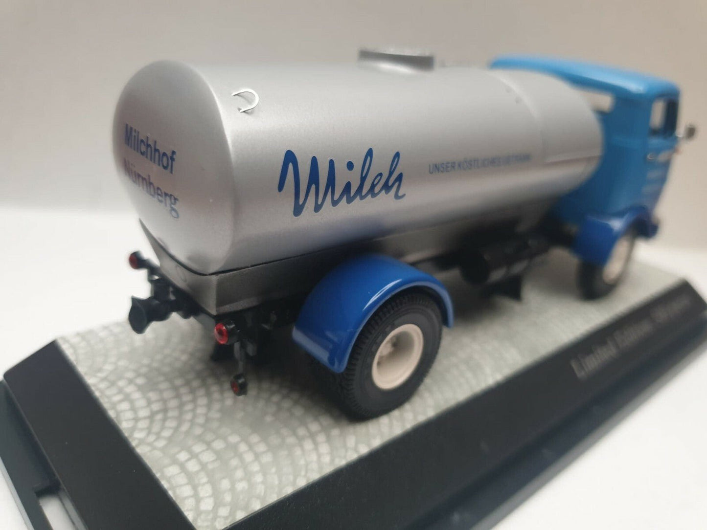 Premium ClassiXXs Mercedes-Benz LP911 Tankwagen Milch - Blau 1:43 Modell_Artexio