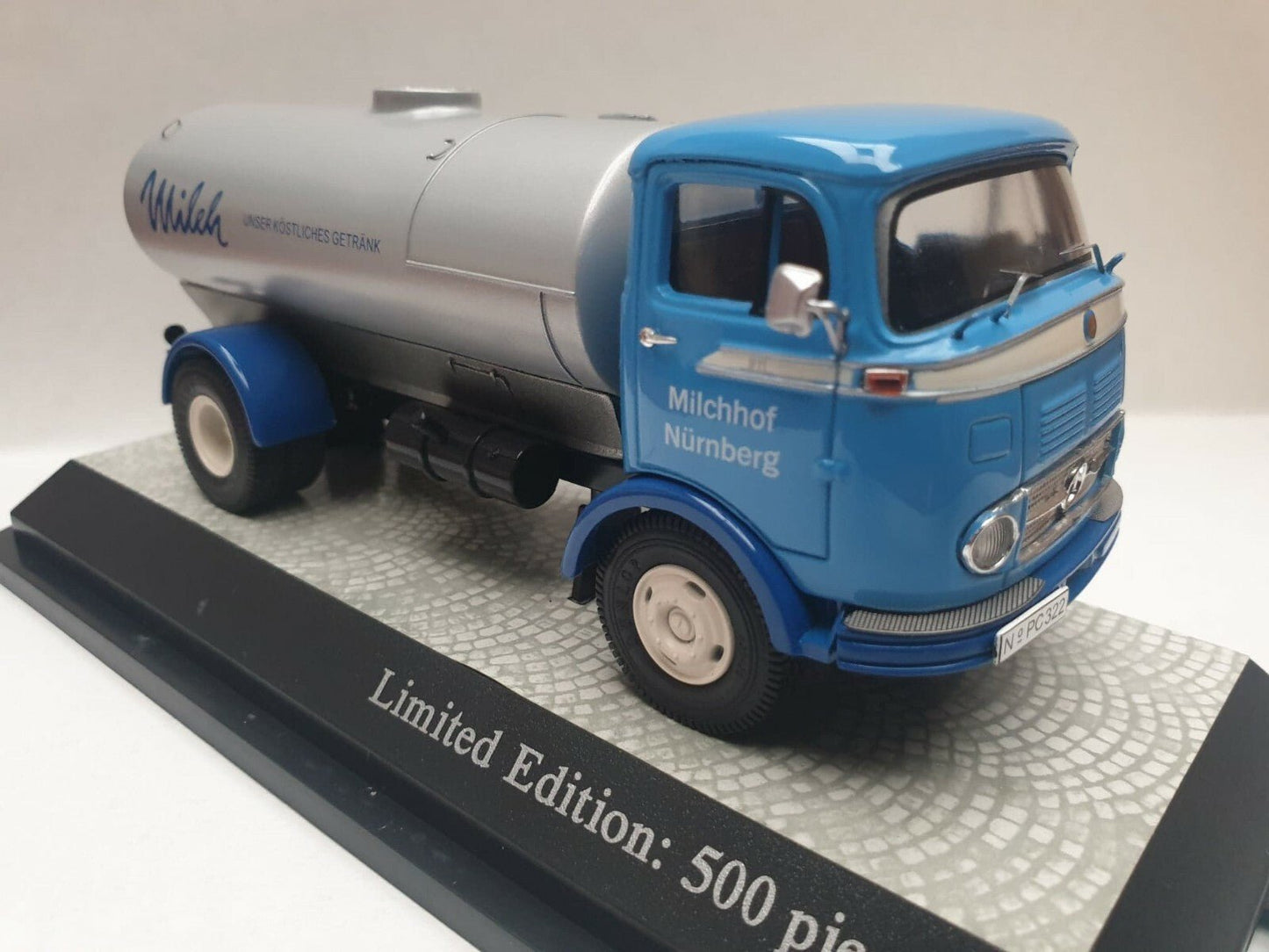 Premium ClassiXXs Mercedes-Benz LP911 Tankwagen Milch - Blau 1:43 Modell_Artexio