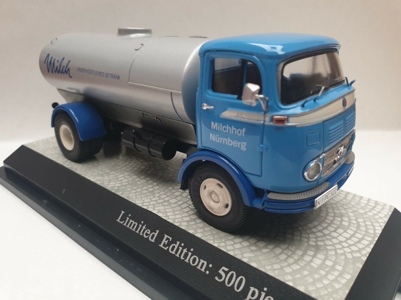Premium ClassiXXs Mercedes-Benz LP911 Tankwagen Milch - Blau 1:43 Modell_Artexio