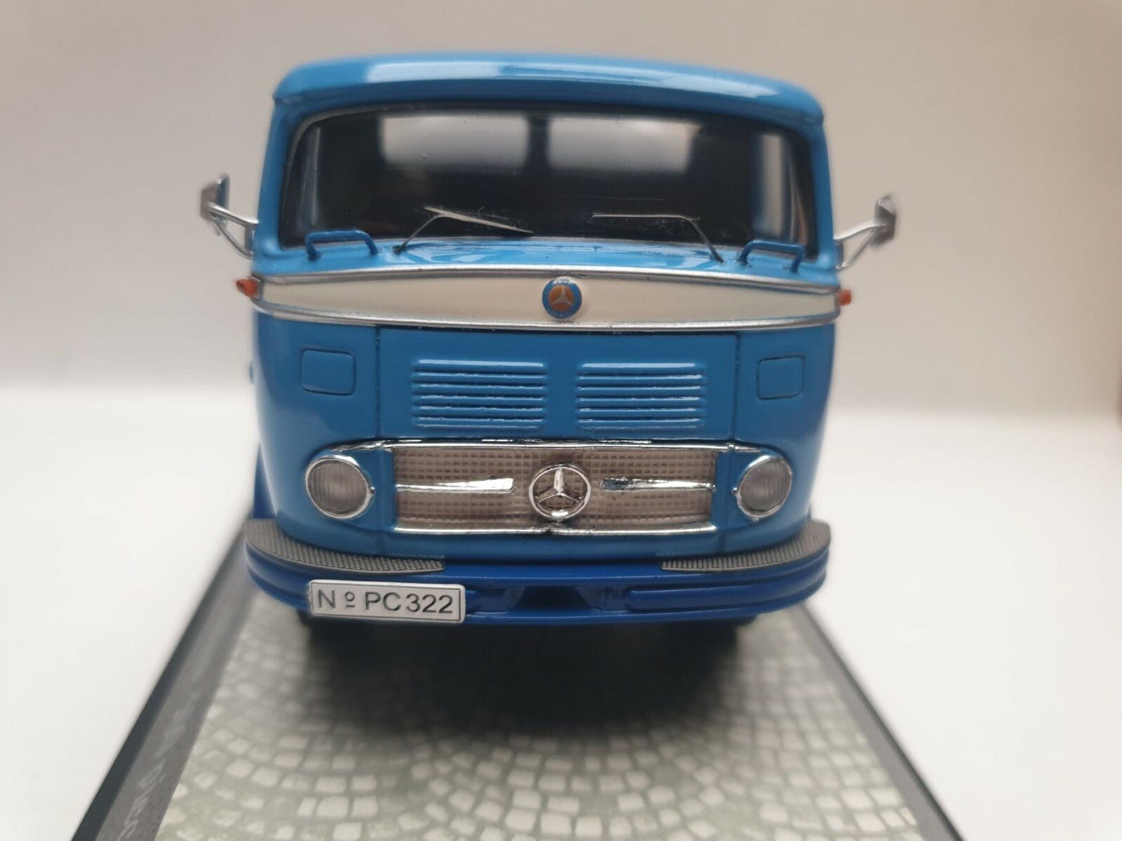 Premium ClassiXXs Mercedes-Benz LP911 Tankwagen Milch - Blau 1:43 Modell_Artexio