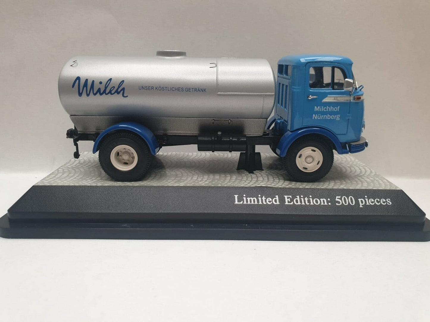 Premium ClassiXXs Mercedes-Benz LP911 Tankwagen Milch - Blau 1:43 Modell_Artexio