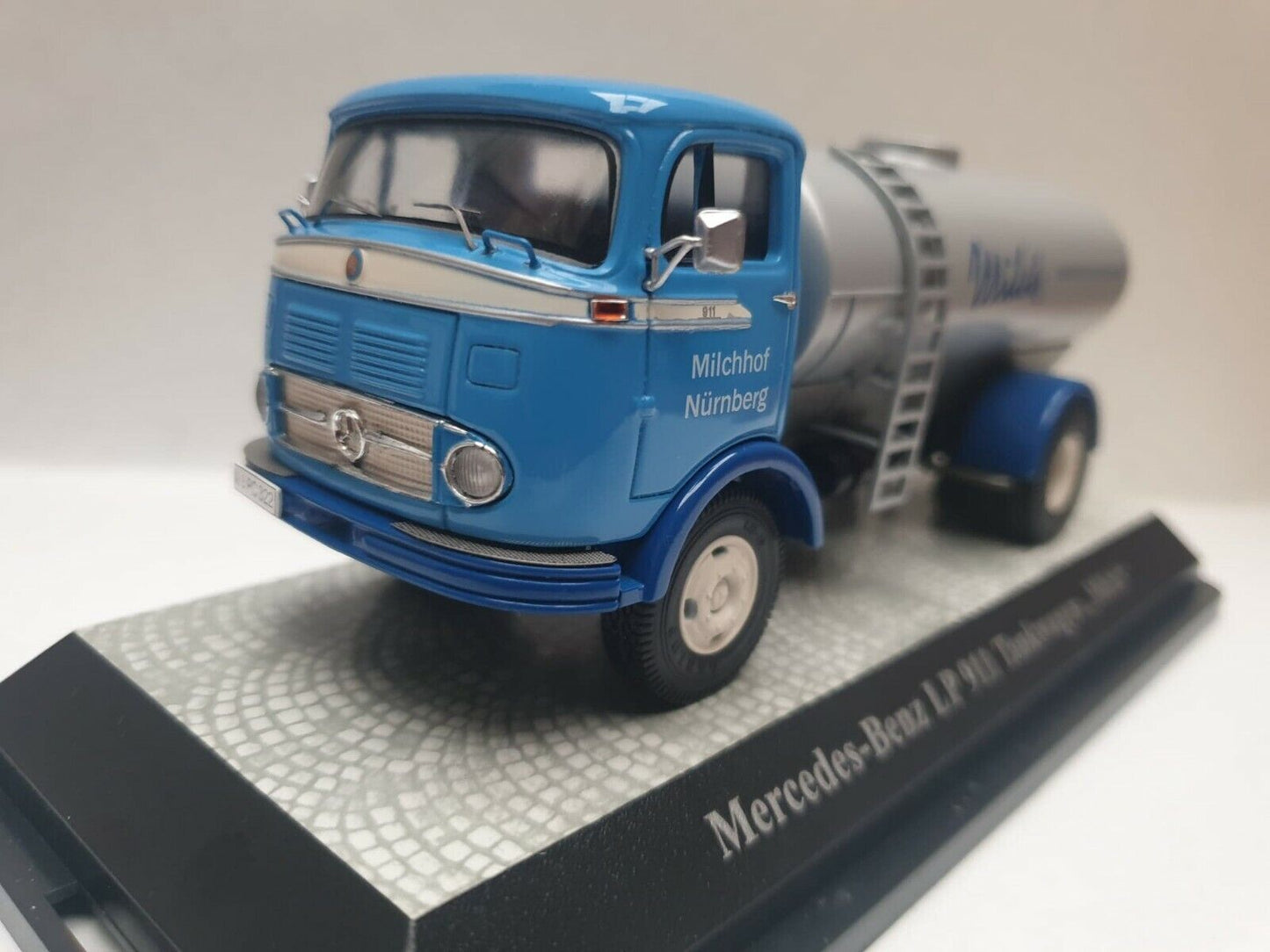 Premium ClassiXXs Mercedes-Benz LP911 Tankwagen Milch - Blau 1:43 Modell_Artexio