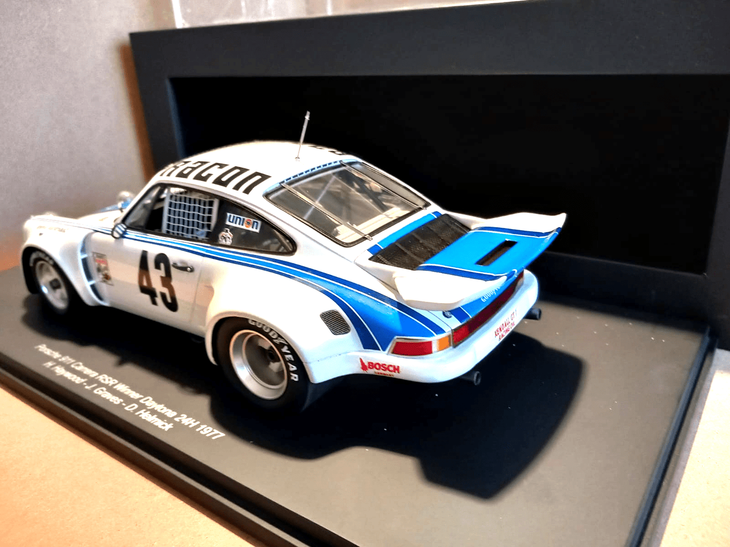 Spark Porsche 911 Carrera RSR 43 Winner Daytona 24H 1977 H. Haywood - J. Graves - D. Helmick 1:18 Modell